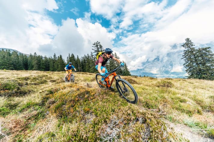 Down-Country-Bikes versprechen flotten Vortrieb bei voller Trail-Tauglichkeit. Können die aufgebohrten Racefullys um 4000 Euro ihr Wort halten?
