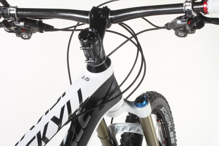   The 1.5 inch thick head tube is one of the measures that makes the Jekyll suspension the stiff precision tool that it is.