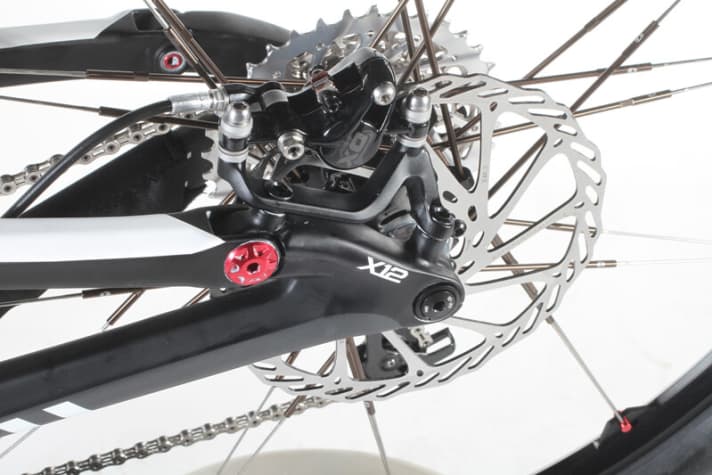   The X12 axle provides stiffness, but makes wheel removal more difficult. All joints and axles of the rear triangle are generously dimensioned in terms of stiffness.