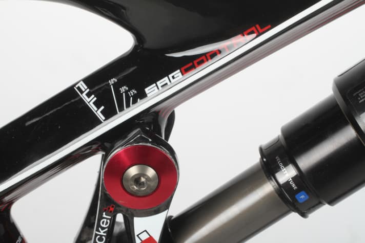  The SAG display makes suspension tuning easy. We rode best with 20-25 per cent negative suspension travel.