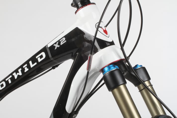   The newly developed carbon main frame impresses with its interplay of shapes. Rotwild calls this muscle.