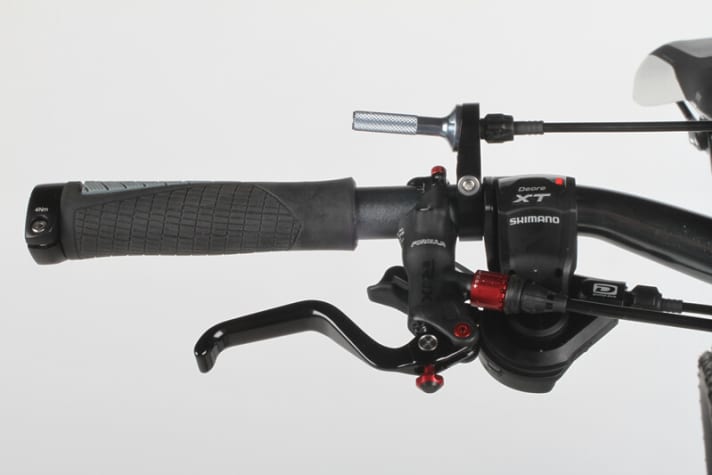   Rotwild has Formula manufacture special brakes, top adjustment and design. Good: the remote-controlled telescopic seat post.