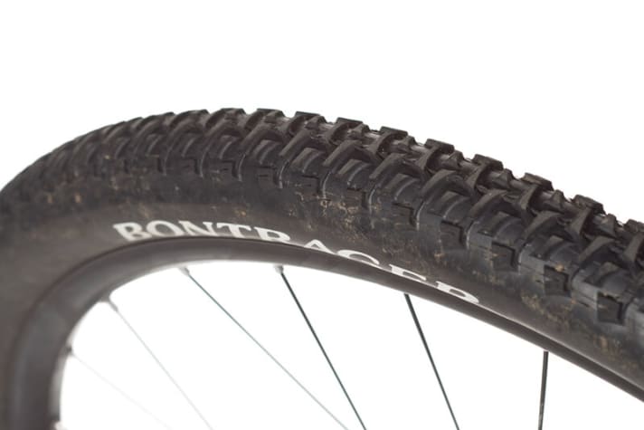   Auch die Reifenwahl des Superfly ist nicht so glücklich. Zu schmal und zu wenig Profil.