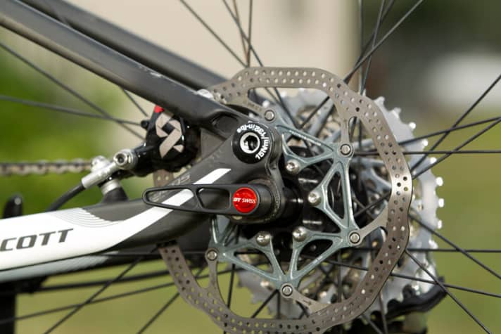   Der Bremssattel versteckt sich hinter der Sitzstrebe, im Hinterrad sitzt eine Steckachse. Die Rahmensteifigkeit ist spürbar höher als zuvor.