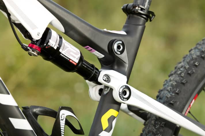   Der Twinloc-Hebel am Lenker steuert den Dämpfer an. Im offenen Modus stehen gut 100 mm Federweg bereit. Das 26er-Spark hat 120 mm.