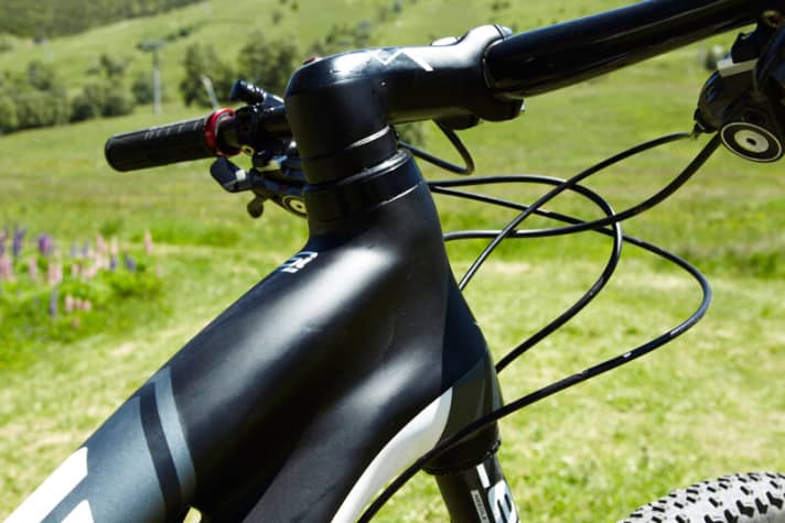   Der Spacer auf dem Steuerrohr kann wahlweise auch unten montiert werden. Dadurch flacht der Lenkwinkel um knapp 0,5 Grad ab.