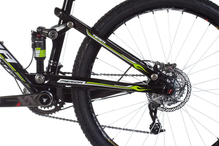   Neu entwickelter Hinterbau mit superleichtem Dämpfer und antriebsneutraler Kinematik. Neu sind u. a. Postmount-Bremsaufnahme und die kugelgelagerte Carbon-Wippe.