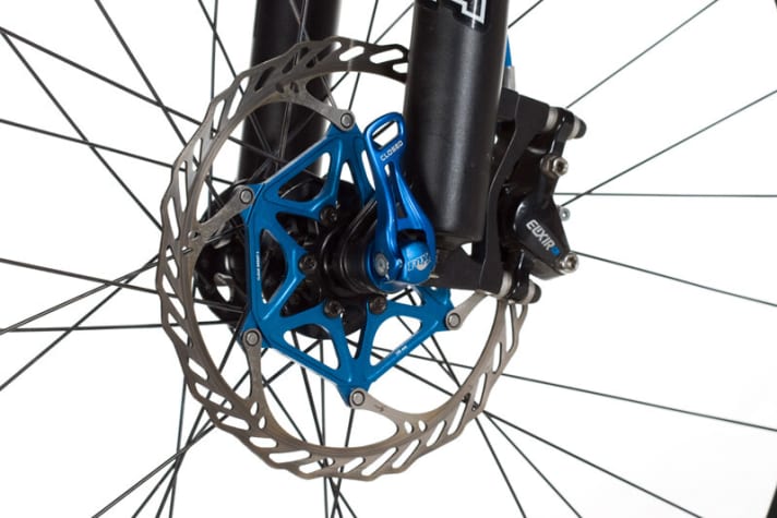   The blue thru axle, blue cables and the blue disc spider bring colour to the bike.