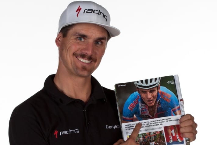   BENNO WILLEIT, 32 Jahre, Team-Manager Specialized: Der Südtiroler begann vor fünf Jahren als Mechaniker beim US-Werks-Team. Seit zwei Jahren ist er Team-Manager des Triathlon- und MTB-Teams und tourt 220 Tage im Jahr von Rennen zu Rennen. Sein Motto beim Schrauben: „Tuning geht bei der Bike-Wäsche los!“
