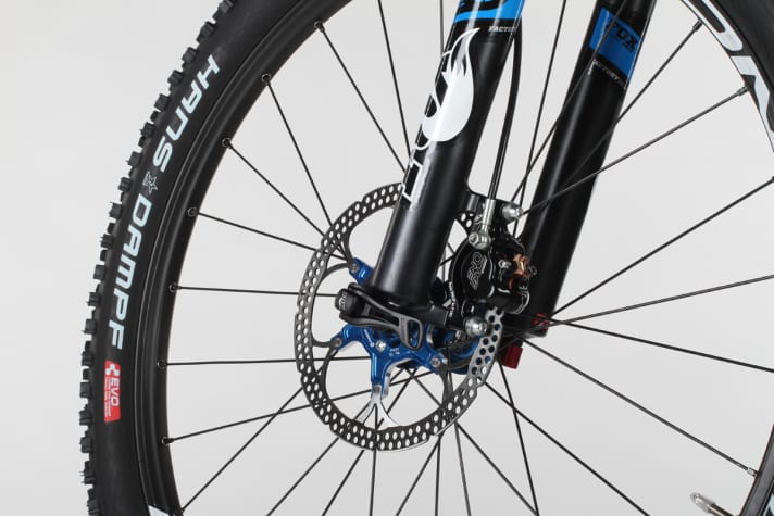   Die blauen Farbtupfer machen das Bike zum Hingucker. Gute Wahl fürs All Mountain: die Hans-Dampf-Reifen.