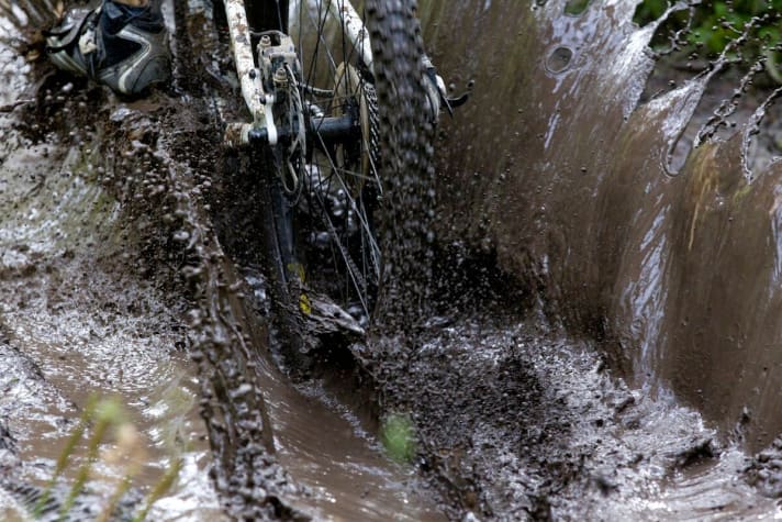 Moisture and a lot of friction - in conditions like these, it's not just the technology on the mountain bike that wears out in fast motion.