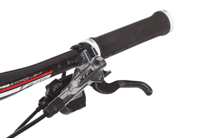   Shimanos XTR-Stopper (180/160 mm) empfanden beide Profis als die ergonomischste und am besten dosierbare Bremse im Testfeld.