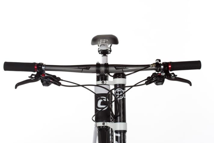   At 700 millimetres, almost too wide for winding cross-country courses. But it can easily be shortened.