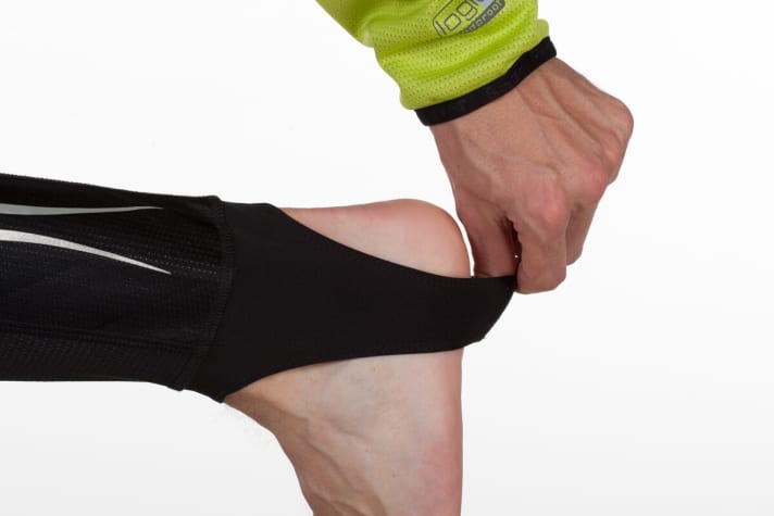   Die Ride Softshell-Hose von Odlo: Sie ist die einzige Hose mit Beinschlaufen im Test. Durchgängiger Windstopper an der Front, der jedoch die Beweglichkeit etwas einschränkt.