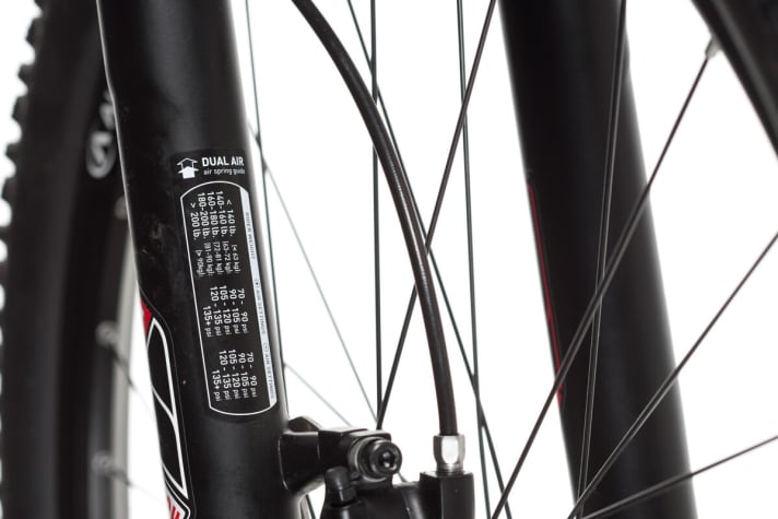   Cube + Bulls: Starthilfe für Einsteiger: Die Luftdrucktabelle fand sich leider nicht bei allen Gabelmodellen. Die Rock Shox Reba ist ein gutes Vorbild.