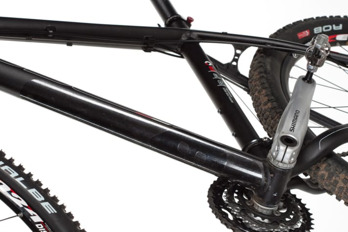   Nicht so unverzichtbar wie bei Carbon, aber ein nettes Detail: Die durchsichtige Schutzfolie schützt das Unterrohr vor Steinschlägen.