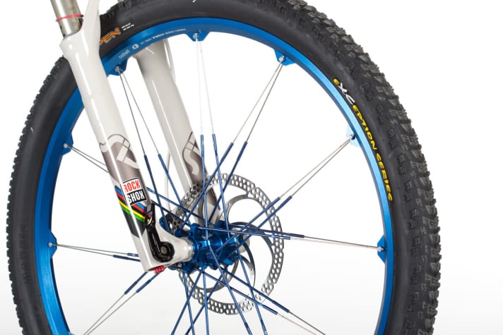   Crank-Brothers-Laufräder machen das Zaskar zum Stylemaster. Ungewöhnlich: SID mit Steckachse.