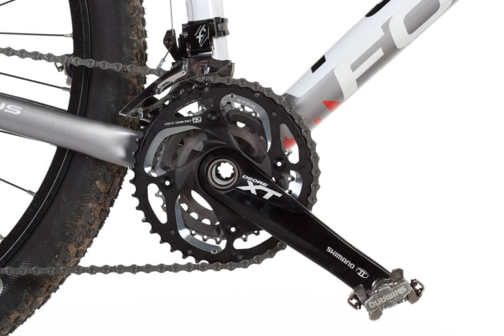   Focus, Bulls, Merida: Die XT-Kurbel schaltet zwar nicht besser als günstigere Modelle, spart aber Gewicht und sieht hochwertig aus.