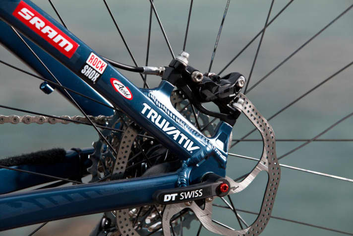   Die Vierkolben-Bremszange arbeitet mit Kolbendurchmessern von 14 und 15 Millimeter.