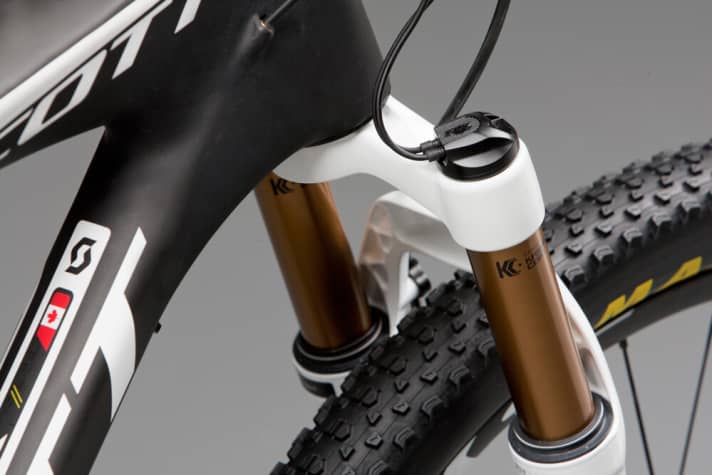   The entire system requires just three cables. Power supply and information flow via the same cable.