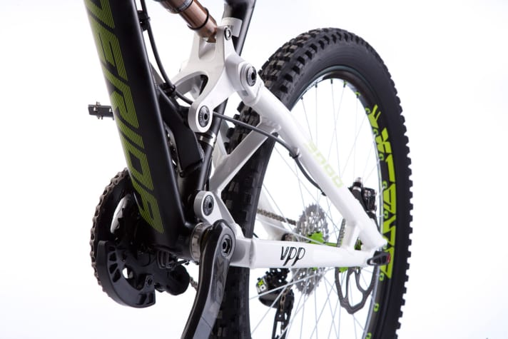   The rear suspension was designed as a VPP system and has - as the name suggests - 160 millimetres of travel. The 36 mm Fox Talas fork also offers 160 millimetres of travel. Unfortunately, there is no space for a bottle cage in the main frame.