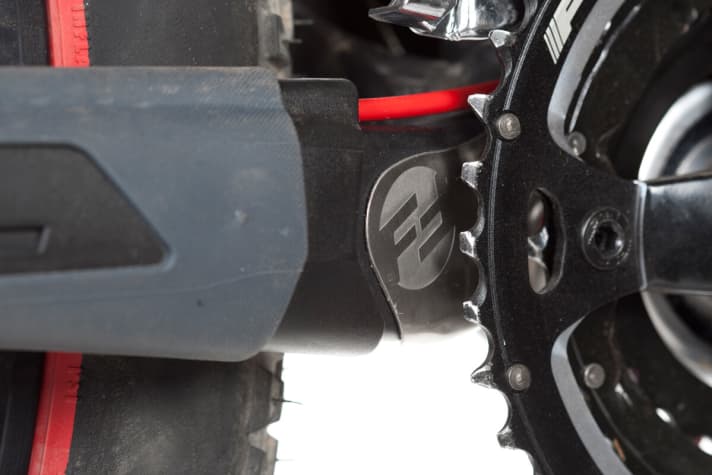   Exemplary protection of the carbon frame. Plastic chainstay protector and low-slung chainsuck plate.