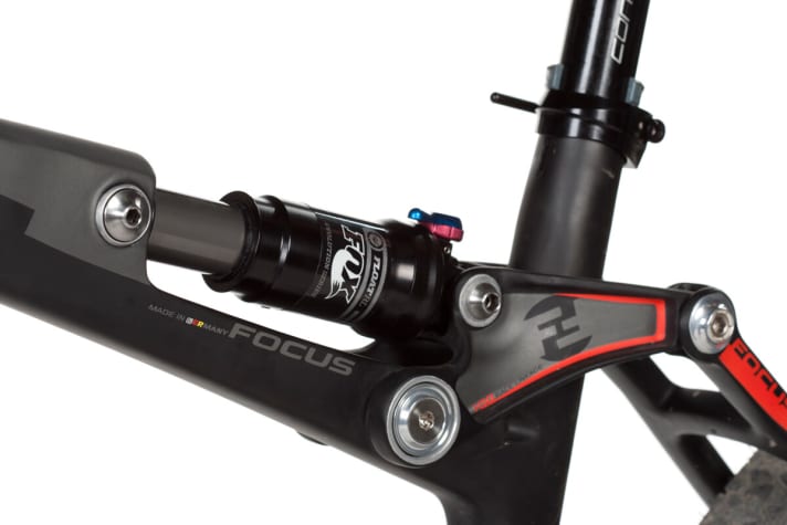   Durch die Position im Oberrohr ist der Plattformhebel sehr gut erreichbar, zudem passt eine zweite Flasche ins Rahmendreieck.