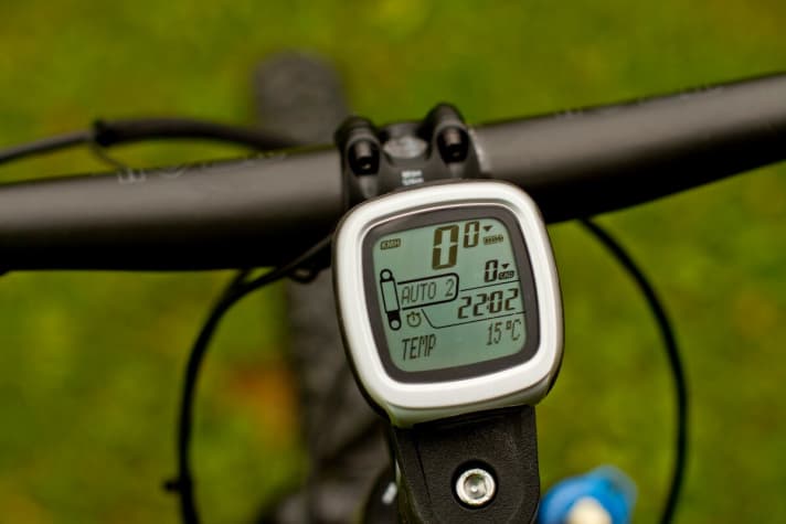   Das Zenraldisplay des EI-Shock Systems nutzt die Sensorsignale und gibt neben dem aktuell gewählten Fahrwerksmodus auch Auskunft über Trittfrequenz und Fahrgeschwindigkeit.