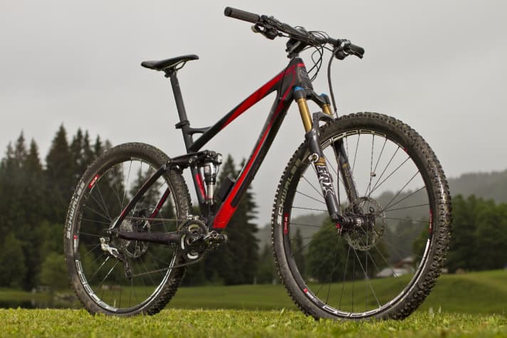   On the Ghost 29er, the battery is located on the down tube. This allows a bottle cage to be mounted above it.