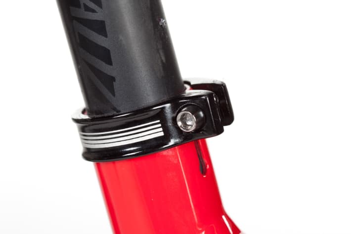   Specialized und Haibike verzichten auf einen Schnellspanner zur Sattelverstellung. Bleibt nur der Griff zum Tool.
