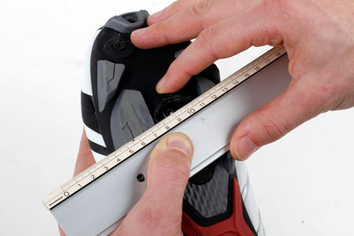   Take the shoe off again and screw the cleat loosely onto the sole so that it can still be moved easily. Now use a ruler to connect the two points. The centre of the cleat should now be exactly under the ruler.