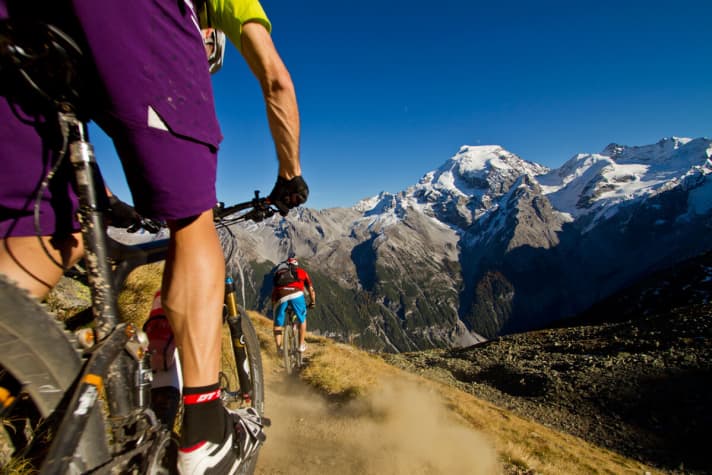   Legendäre Alpenpässe wie das Stilfser Joch mit Weltklasse-Trails kombinieren. Wie dem Goldsee-Trail auf dem Bild.