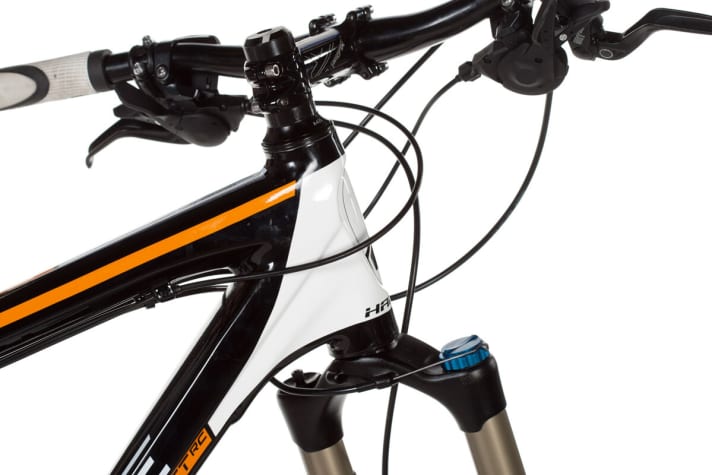   130 millimetres of travel, an extra 1.5 cm in length and a long 145 mm head tube result in a front end that is too high.