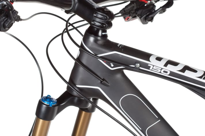   Konifiziertes Carbon-Steuerrohr, clevere Zugführung (auch für die Vario-Stütze) und Top-Ausstattung. Die Absenkung der Fox-Gabel braucht man bergauf.