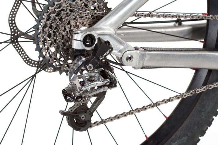   The Rockguard protects the rear derailleur and derailleur hanger from unwanted rock contact. The X-12 thru-axle has been sharpened at the front for better threading.