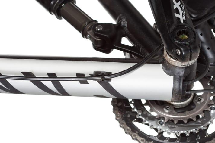   Der Versender kombiniert am Unterrohr geschickt Dekor und Schutzfolie. Der weiße Canyon- Schriftzug verhindert Lackplatzer.