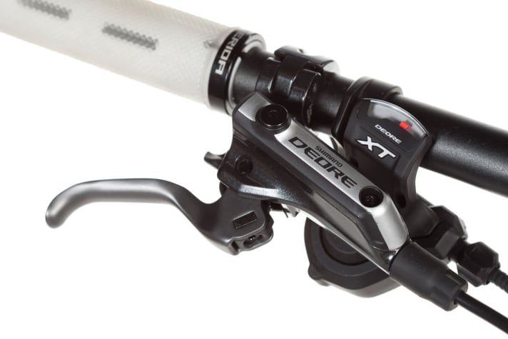   Merida + Stevens: Als beste Bremse im Testfeld überzeugten die Deore-Stopper im Neuzustand mit ergonomischem Hebel und viel Biss.