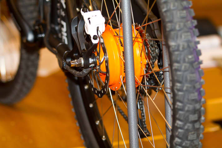   Fällt deutlich kleiner aus als der Bionx-Antrieb: Der neue Hinterradmotor von Panasonic.