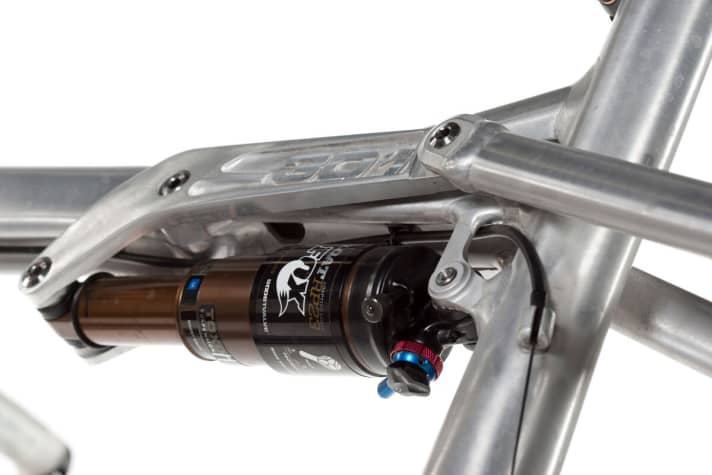   Instead of bushings, Liteville also uses needle bearings on the shock eyelets. The same applies to the rocker. The frame weight is 2720 g.