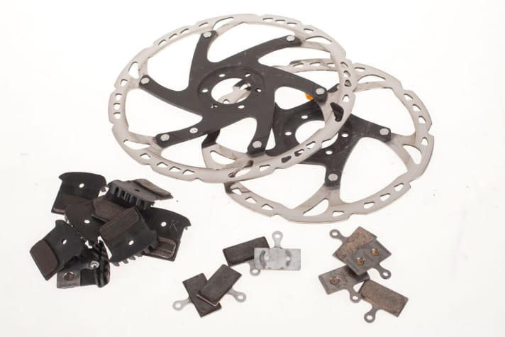   Schlecht-Wetter-Zulage: Die XTR-Beläge schmieren zu und verlieren Bremsleistung. Sechs Sätze waren fällig.