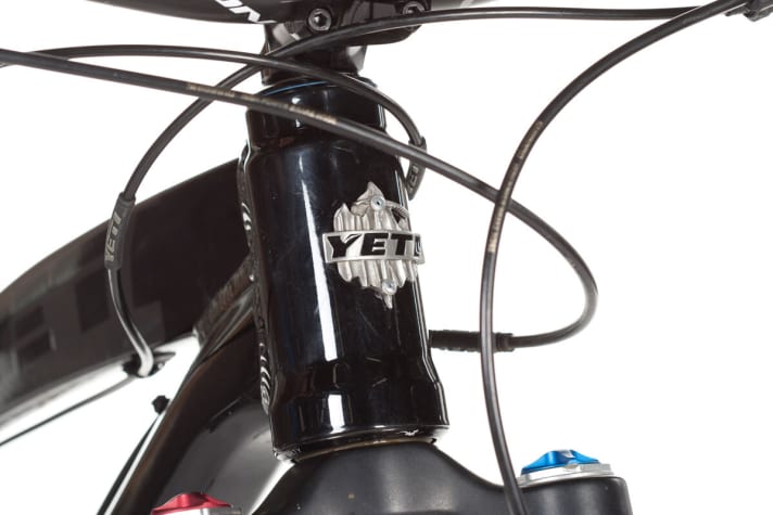   Strecken und ducken: Das Yeti ist lang und vorne tief. Ein klassisches Steuerrohr-Emblem darf natürlich auch an einem neuen Yeti nicht fehlen.