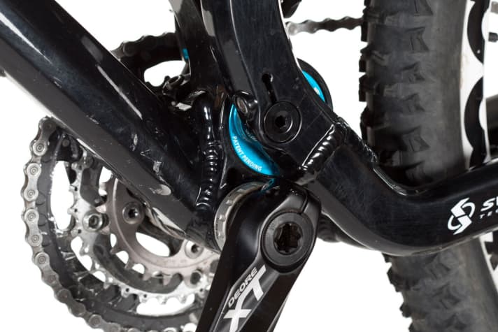   Switch-Technology: Der auf einem Exzenter gelagerte Hauptdrehpunkt geht während des Einfederns zunächst hoch und dann runter.