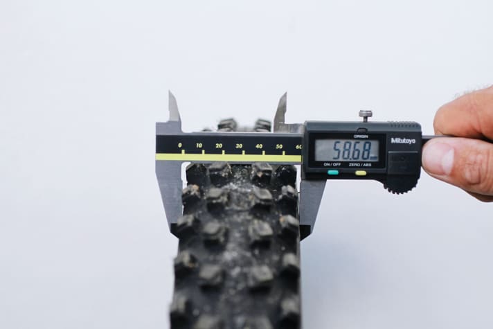   Je nachdem wie breit die Felge ist, fällt der Reifen unterschiedlich aus. Deshalb sollte man breite MTB-Reifen auf auf breiteren Felgen fahren. Bei seitlicher Belastung in Kurven knickt der Reifen weniger stark weg, weil die geraden Seitenwände des Reifens die einleitende Kraft besser aufnehmen. 