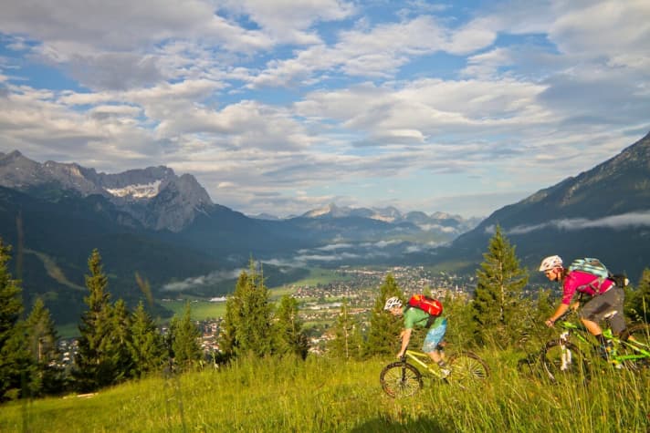   Zugspitze, Alpspitze und Garmisch auf einen Blick: Am Morgen ist es am Wank, nahe der Eggenhütte, am schönsten.