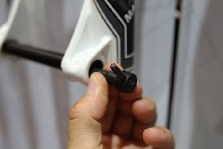   A Torx T25 spanner is located on the left-hand side of the quick-release axle.