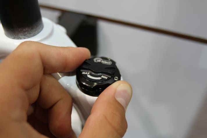   Mit der "Lift Select"-Funktion lässt sich die Gabel von 150 auf 120 Millimeter absenken.