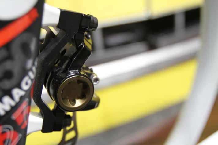   The brake calliper of the "MTS" with gold-anodised piston.