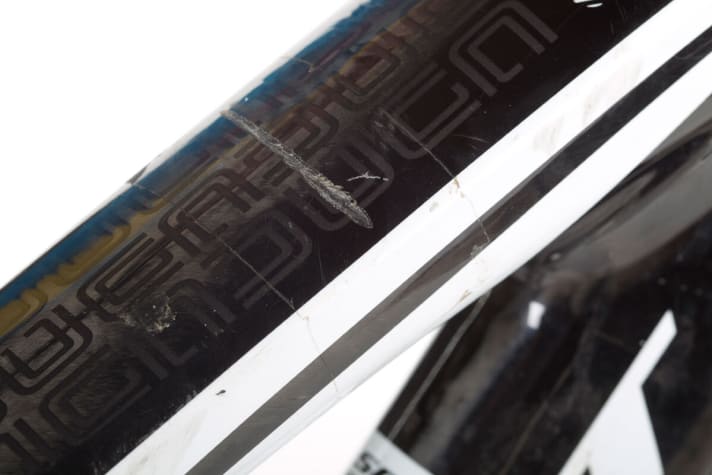   Traces of a capital crash: scratches on the brake levers in the top tube.