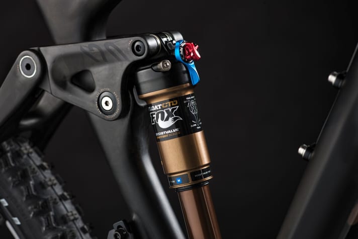   Schlanke 125 Gramm wiegt die Monocoque-Carbon-Wippe. Statt einem RP2-Dämpfer (wie in unserem Test-Bike) steckt in der Serie Fox’ CTD-Dämpfer.