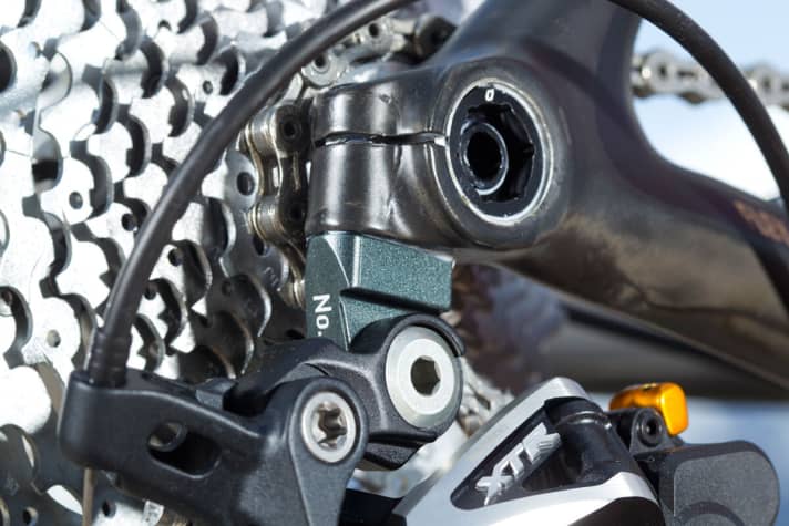   The X12 axle stiffens the rear frame triangle. Instead of Shimano's new Direct Mount standard, Canyon relies on the tried and tested derailleur hanger from Syntace.